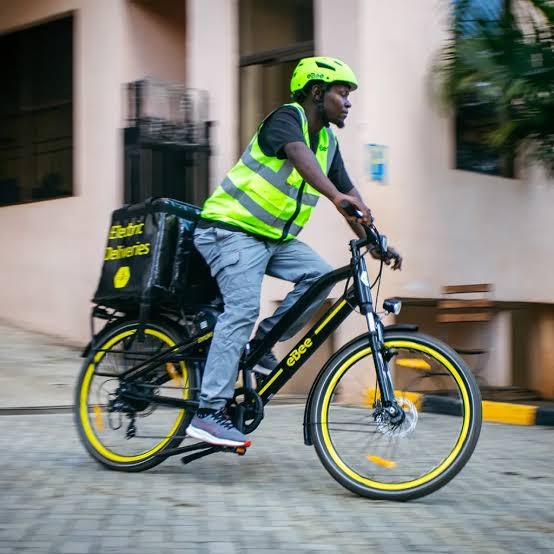 A delivery rider using an electric cargo bike for fast, cost-effective, and eco-friendly urban deliveries. 
