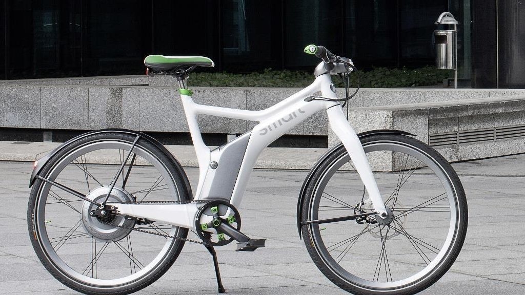 A sleek white smart electric bicycle featuring an integrated battery, rear hub motor, and modern urban design for efficient, eco-friendly commuting.