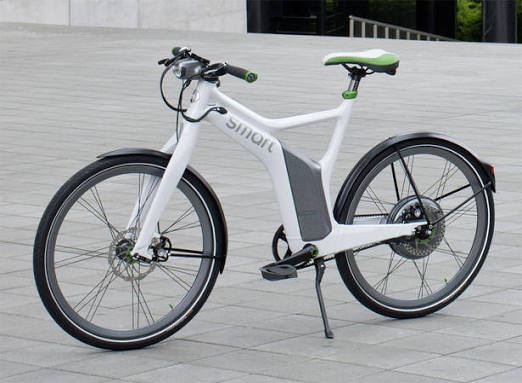 Modern white smart commuter e-bike with a lightweight frame, integrated battery, disc brakes, and ergonomic design for smooth everyday transportation.