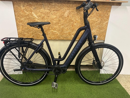 Used Gazelle step-through e-bike with rear rack on display